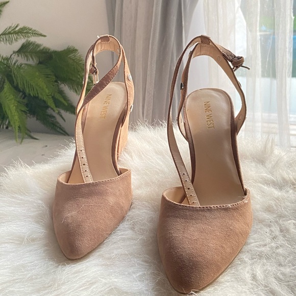 TAN/NUDE CLOSED TOE HEELS - Picture 2 of 3